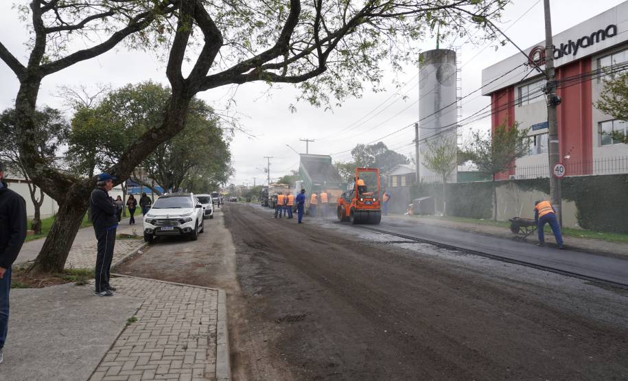 Prefeito de Curitiba visita obra de revitalização asfáltica em torno a sede do Detran-PR