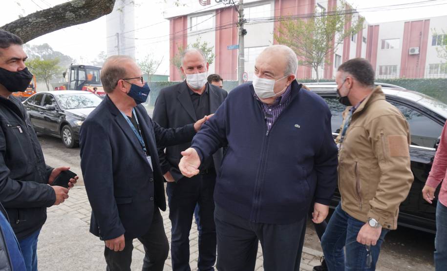 Prefeito de Curitiba visita obra de revitalização asfáltica em torno a sede do Detran-PR