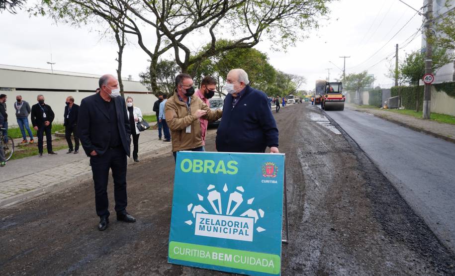 Prefeito de Curitiba visita obra de revitalização asfáltica em torno a sede do Detran-PR