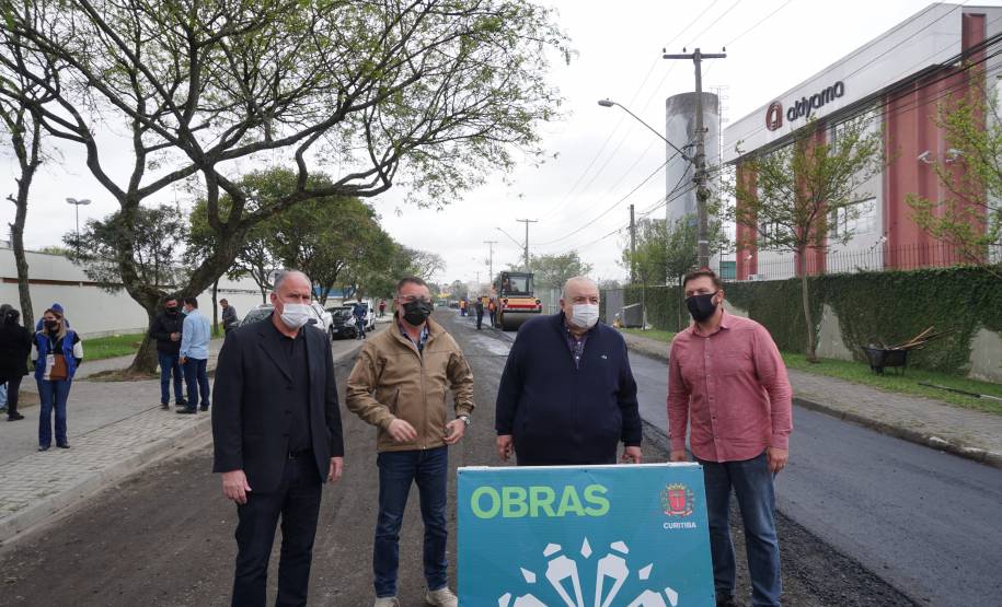 Prefeito de Curitiba visita obra de revitalização asfáltica em torno a sede do Detran-PR