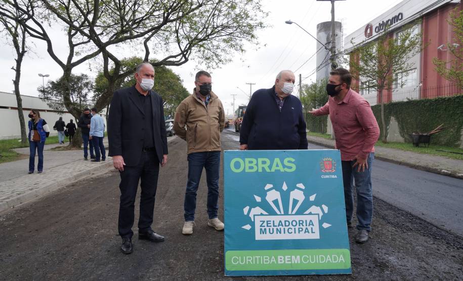 Prefeito de Curitiba visita obra de revitalização asfáltica em torno a sede do Detran-PR