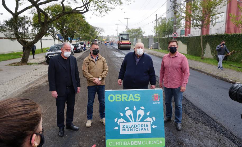 Prefeito de Curitiba visita obra de revitalização asfáltica em torno a sede do Detran-PR