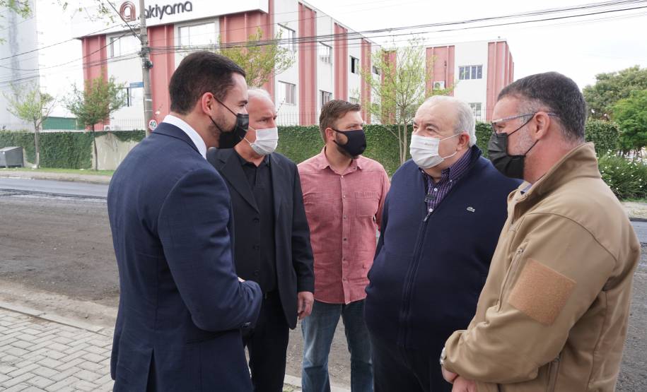 Prefeito de Curitiba visita obra de revitalização asfáltica em torno a sede do Detran-PR