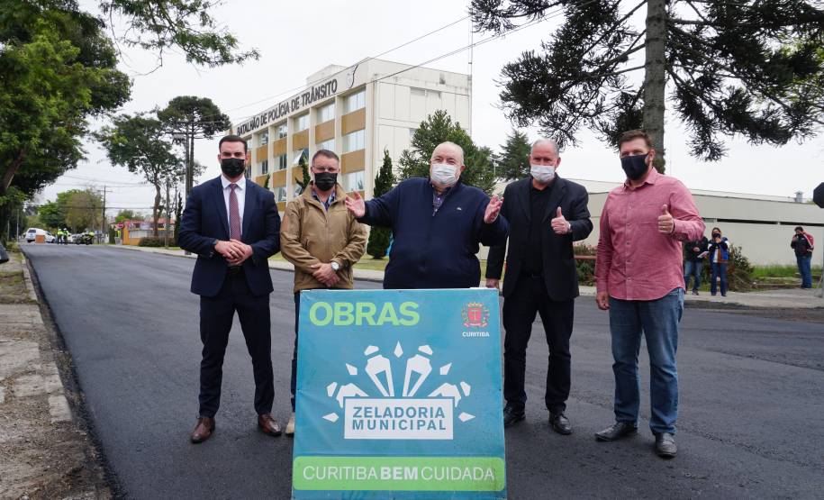 Prefeito de Curitiba visita obra de revitalização asfáltica em torno a sede do Detran-PR