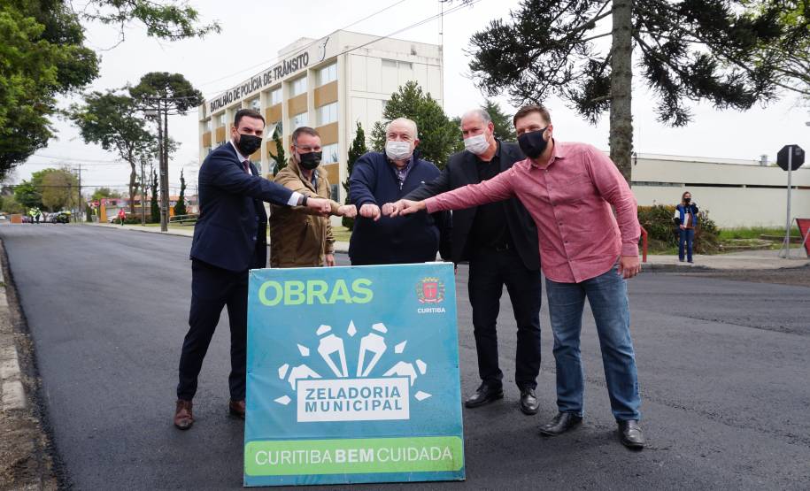 Prefeito de Curitiba visita obra de revitalização asfáltica em torno a sede do Detran-PR