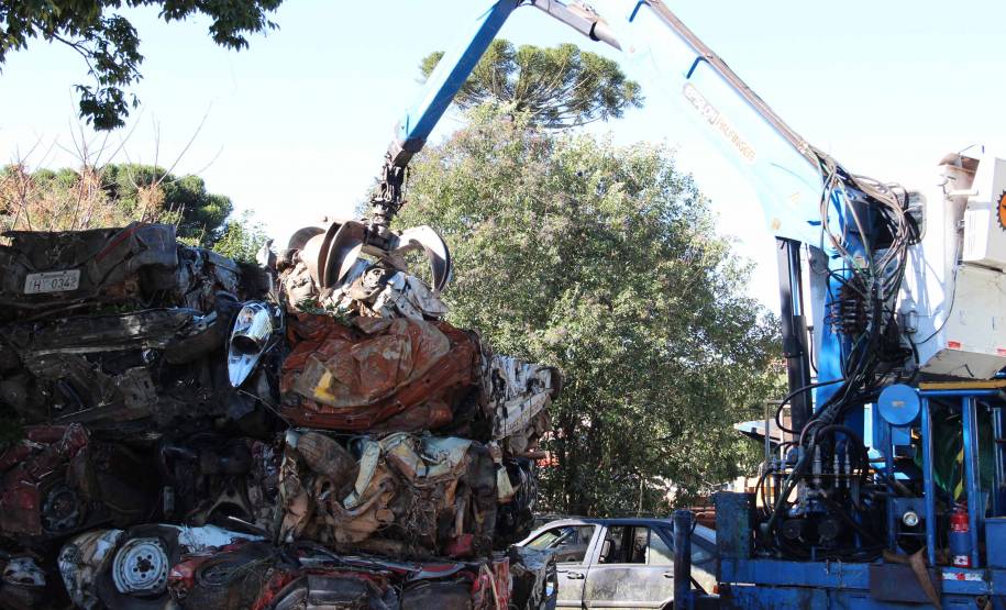 Detran-PR vende 2.867 veículos em leilões de sucata e arrecada R$ 6,1 milhões