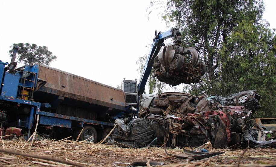 Detran-PR vende 2.867 veículos em leilões de sucata e arrecada R$ 6,1 milhões