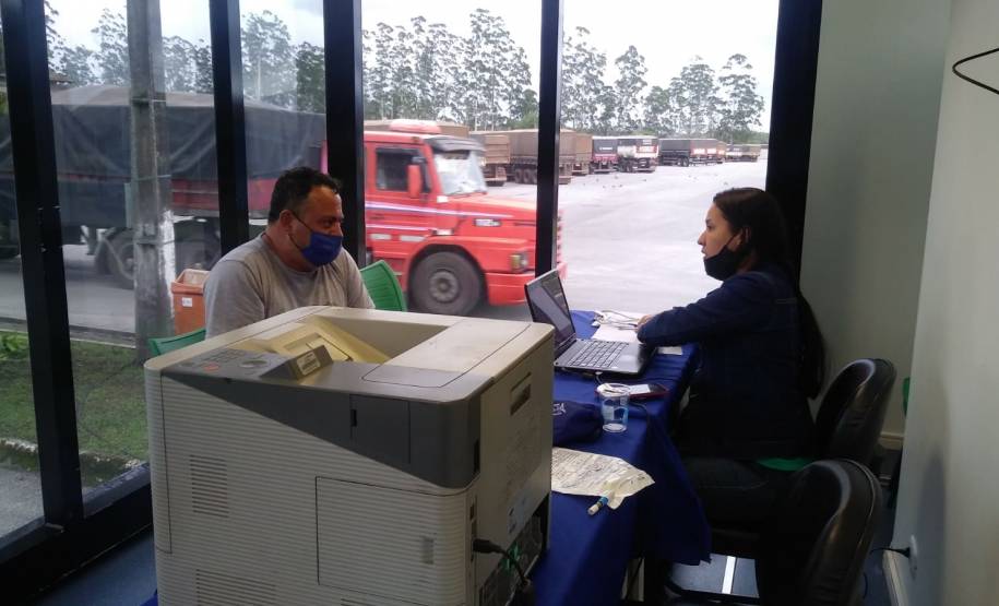 Detran-PR participa do Porto em Ação prestando serviços a caminhoneiros