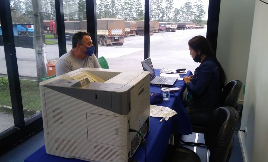 Detran-PR participa do Porto em Ação prestando serviços a caminhoneiros