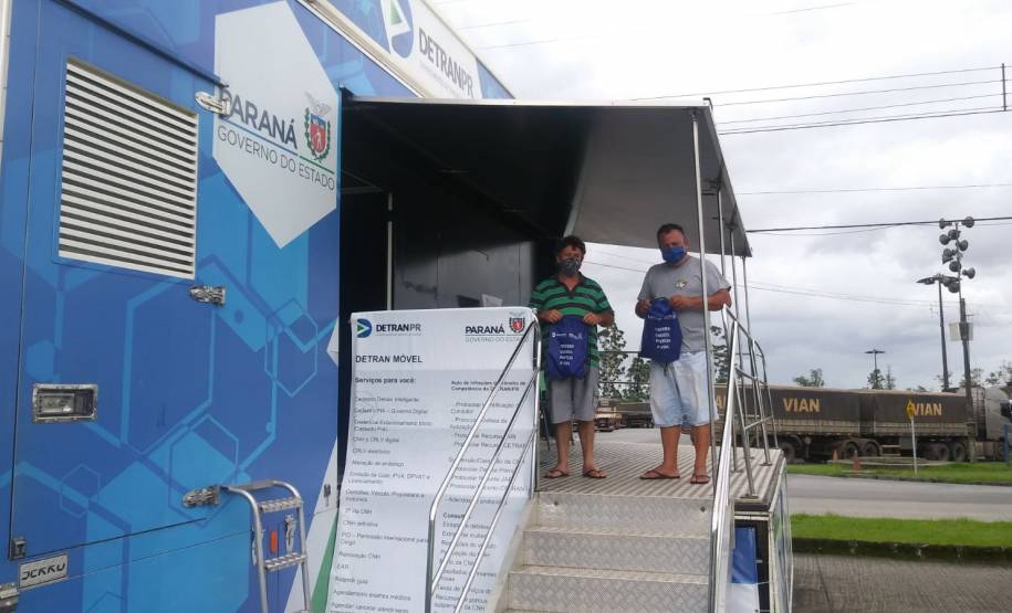 Detran-PR participa do Porto em Ação prestando serviços a caminhoneiros