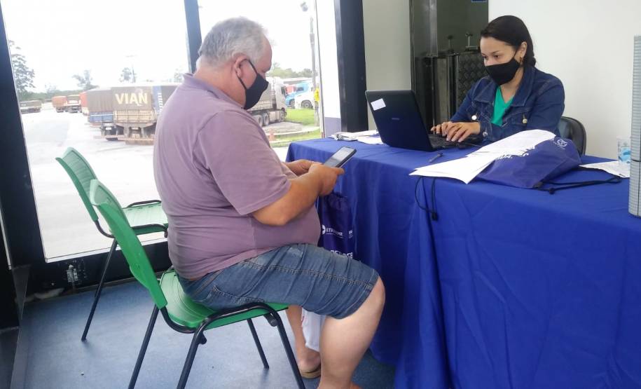 Detran-PR participa do Porto em Ação prestando serviços a caminhoneiros