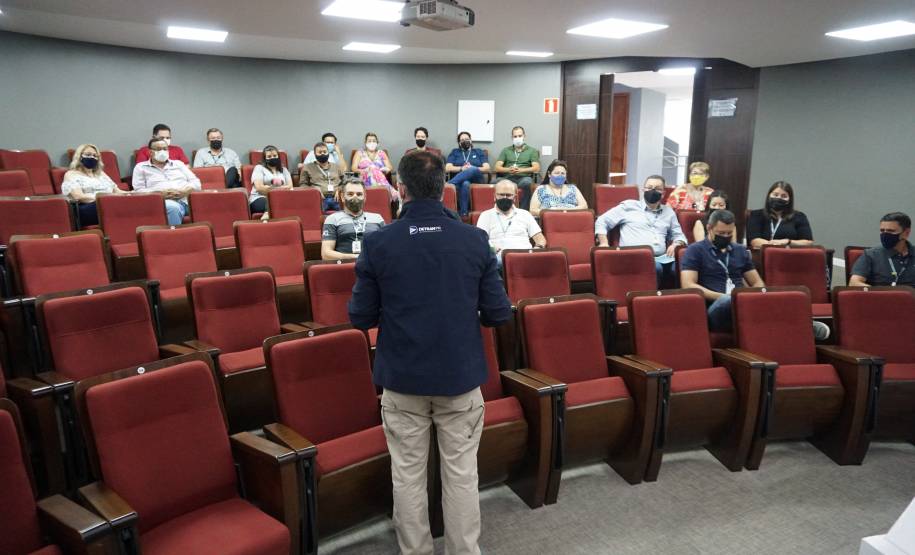 Servidores do Detran recebem celulares para apoio operacional