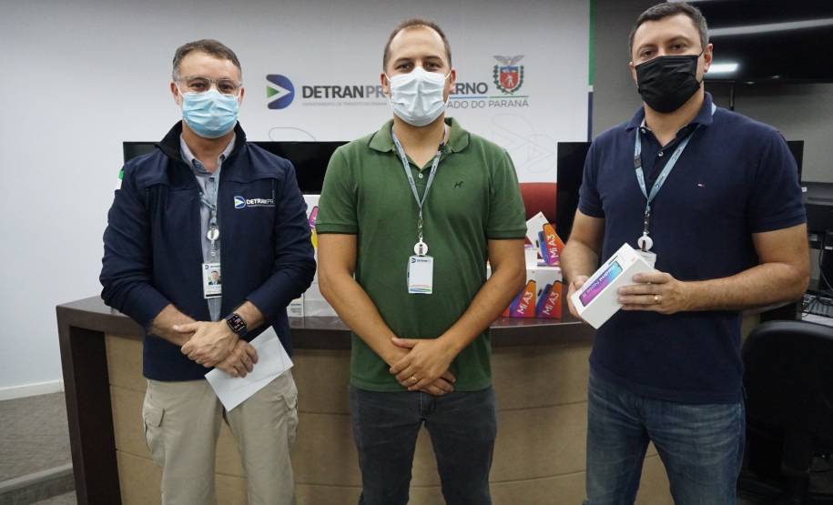 Servidores do Detran recebem celulares para apoio operacional