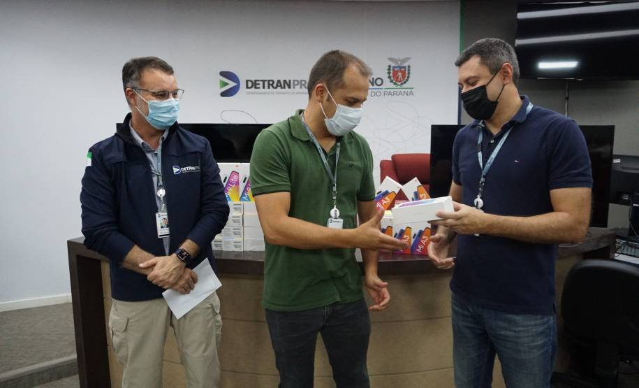 Servidores do Detran recebem celulares para apoio operacional