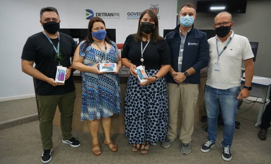 Servidores do Detran recebem celulares para apoio operacional