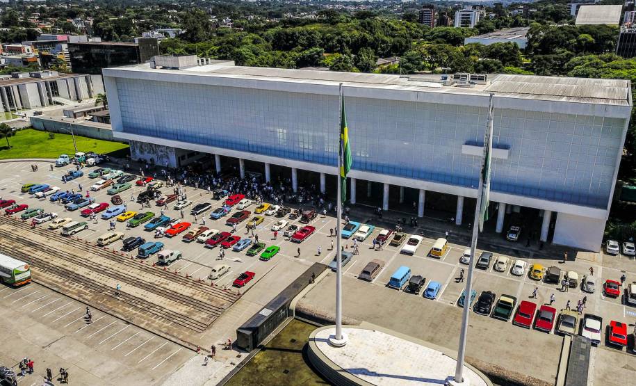 Detran-PR e Senatran lançam o novo modelo de placa preta para veículos de coleção