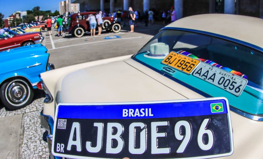 Detran-PR e Senatran lançam o novo modelo de placa preta para veículos de coleção