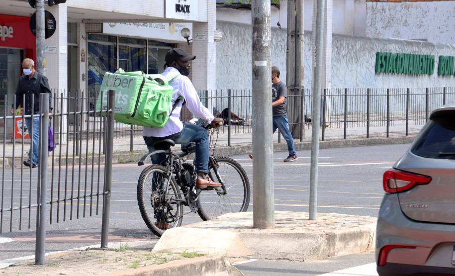 Ciclomotores e bicicletas elétricas precisam seguir recomendações de segurança no trânsito