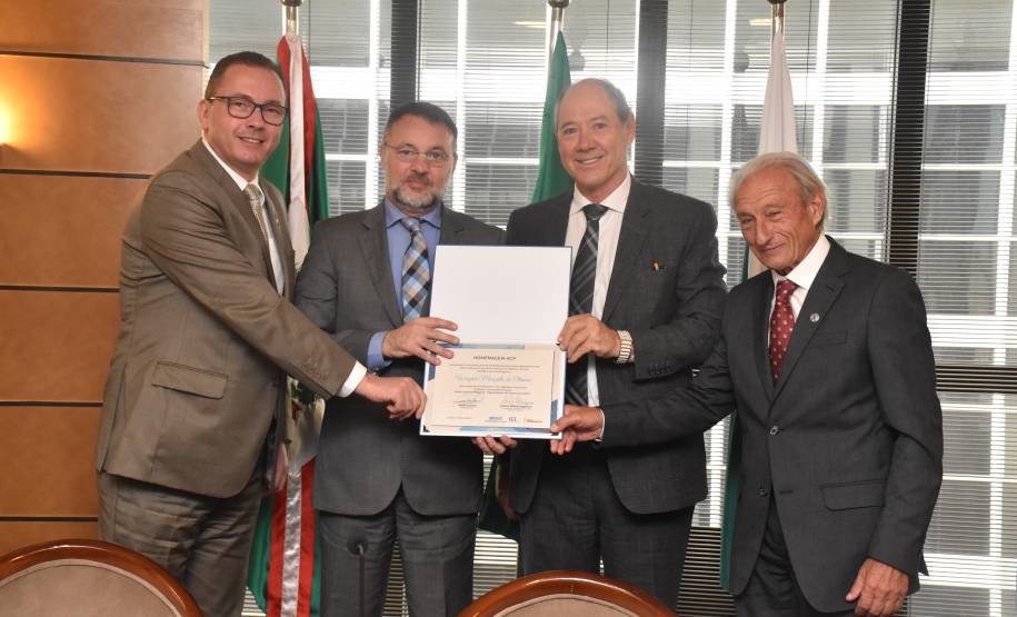 Diretor-geral do Detran participa de evento na Associação Comercial do Paraná