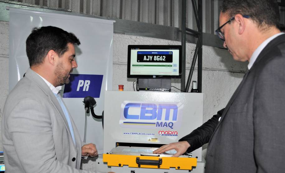 Diretor-geral do Detran ajuda a estampar a primeira placa preta padrão Mercosul
