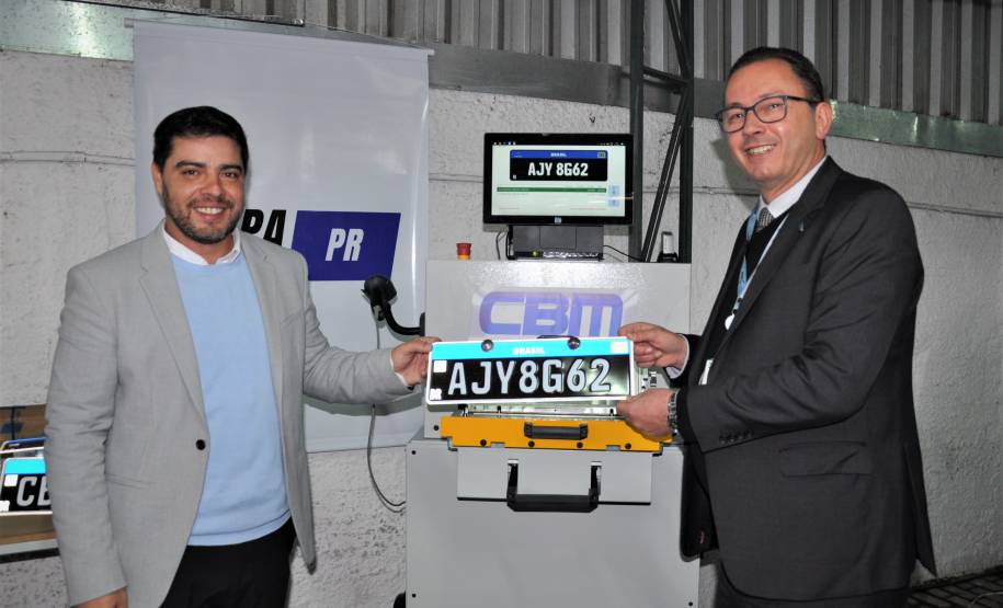 Diretor-geral do Detran ajuda a estampar a primeira placa preta padrão Mercosul