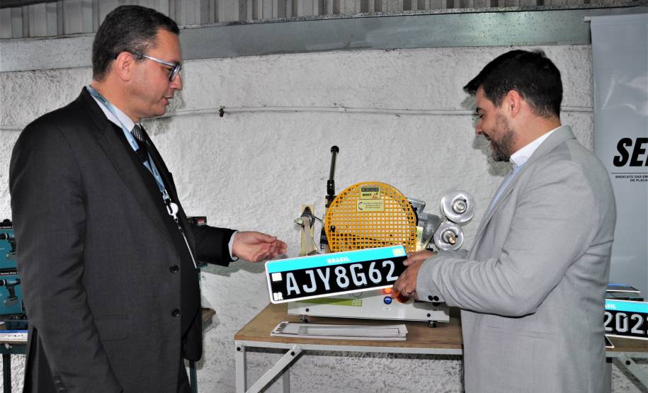 Diretor-geral do Detran ajuda a estampar a primeira placa preta padrão Mercosul