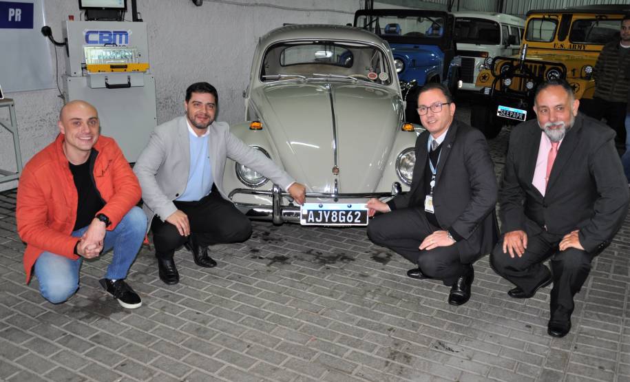 Diretor-geral do Detran ajuda a estampar a primeira placa preta padrão Mercosul