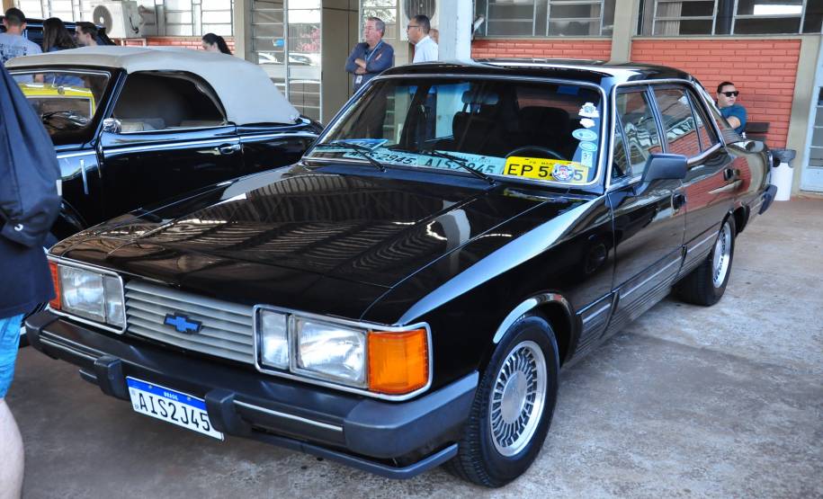 1º encontro de veículos antigos em Cascavel reúne cerca de 80 exemplares na Ciretran