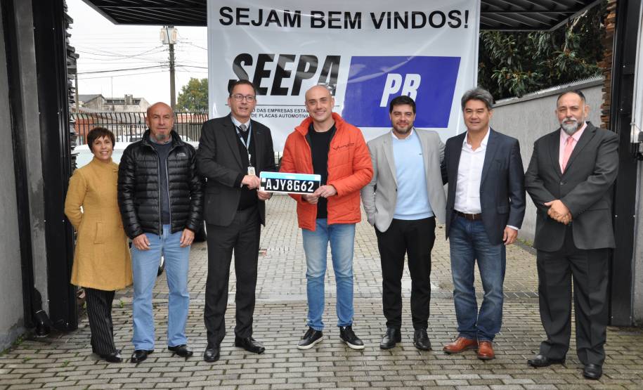 Diretor-geral do Detran ajuda a estampar a primeira placa preta padrão Mercosul