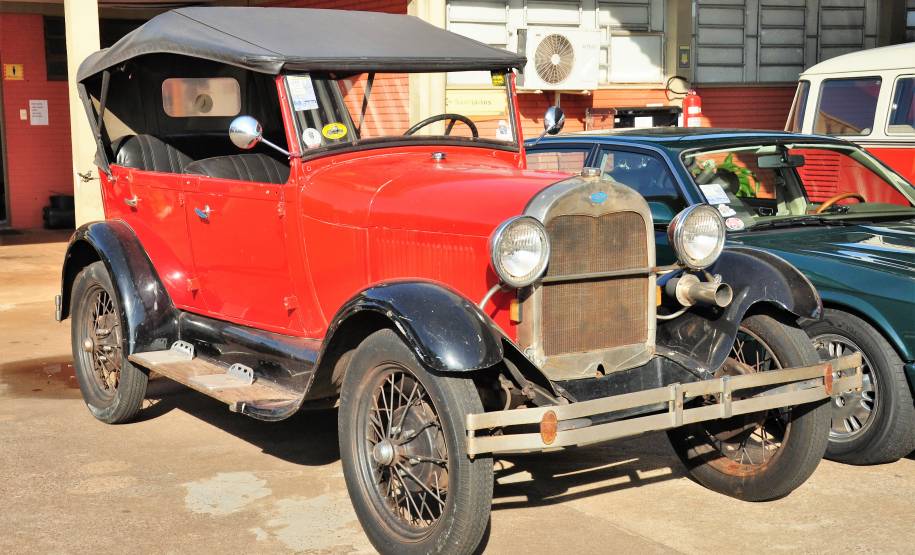 1º encontro de veículos antigos em Cascavel reúne cerca de 80 exemplares na Ciretran