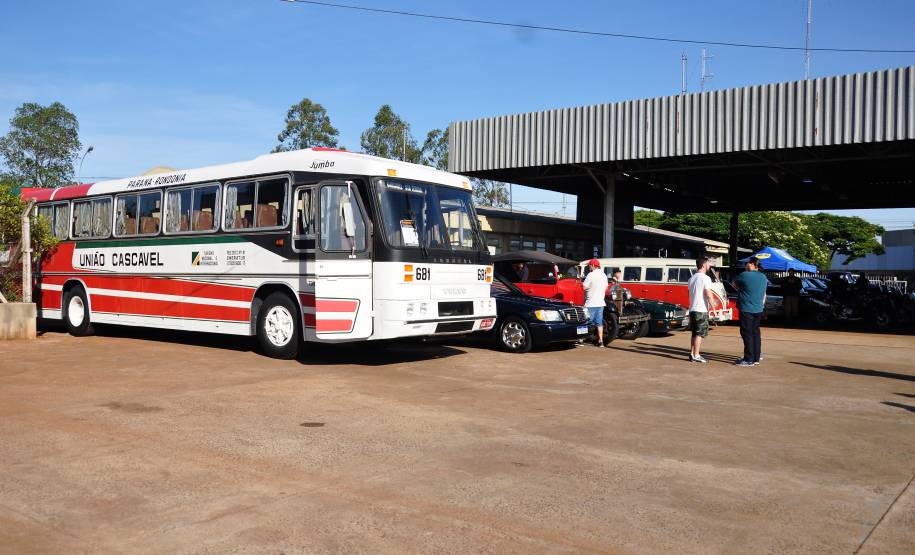 1º encontro de veículos antigos em Cascavel reúne cerca de 80 exemplares na Ciretran