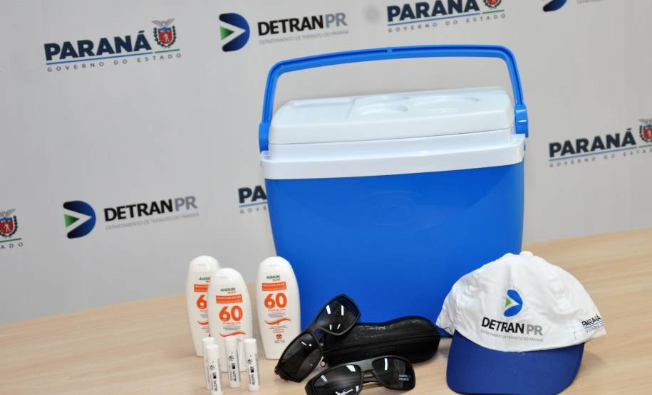 Detran-PR entrega kits de proteção solar a servidores que trabalham ao ar livre