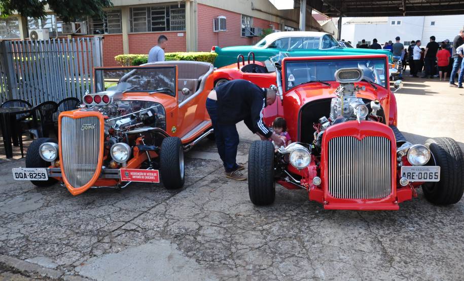 1º encontro de veículos antigos em Cascavel reúne cerca de 80 exemplares na Ciretran