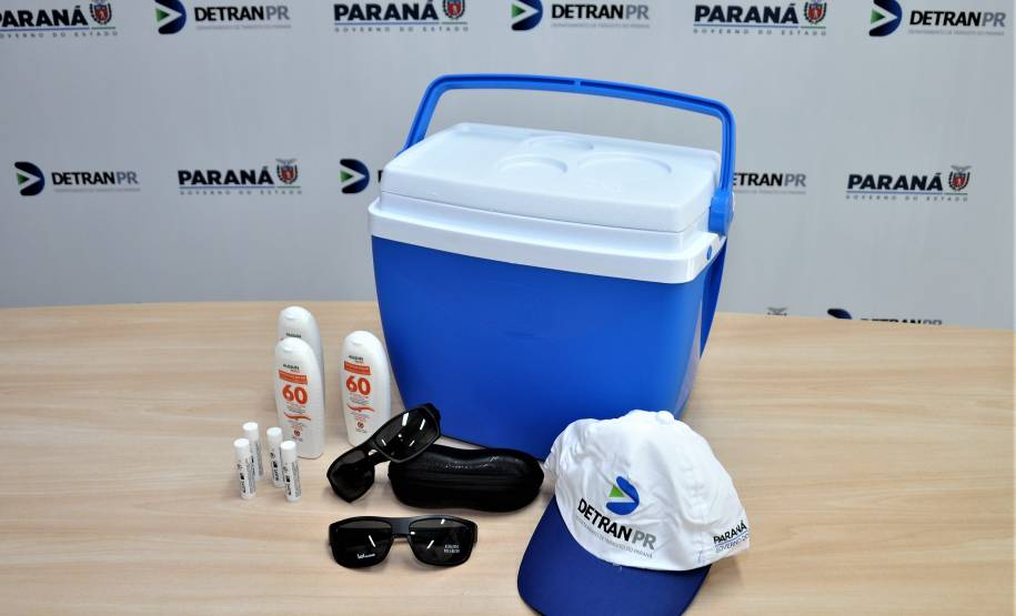 Detran-PR entrega kits de proteção solar a servidores que trabalham ao ar livre