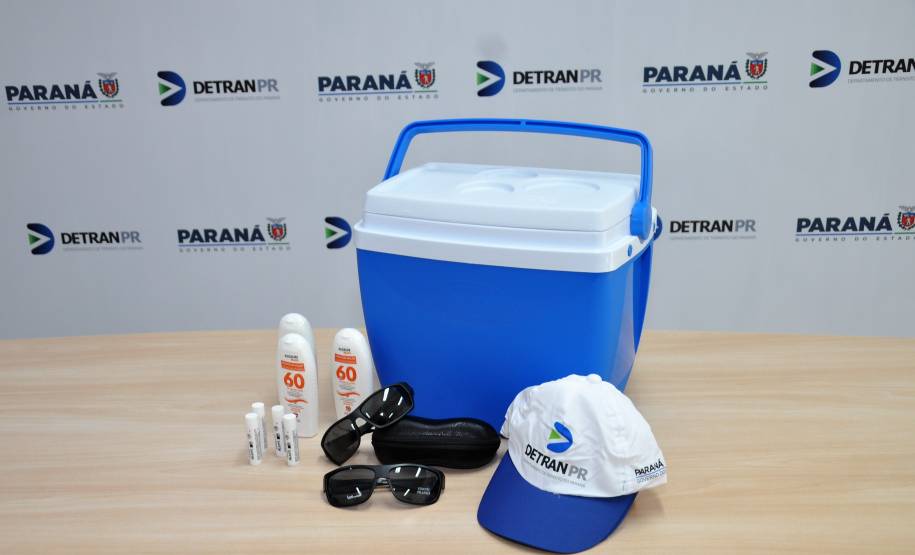 Detran-PR entrega kits de proteção solar a servidores que trabalham ao ar livre