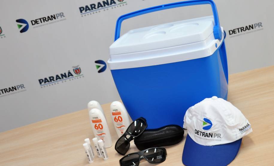 Detran-PR entrega kits de proteção solar a servidores que trabalham ao ar livre