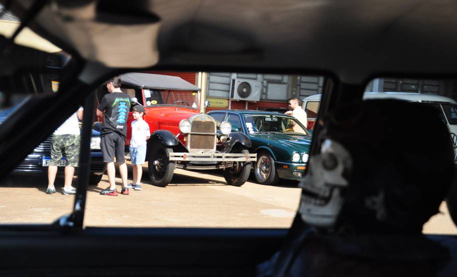 1º encontro de veículos antigos em Cascavel reúne cerca de 80 exemplares na Ciretran