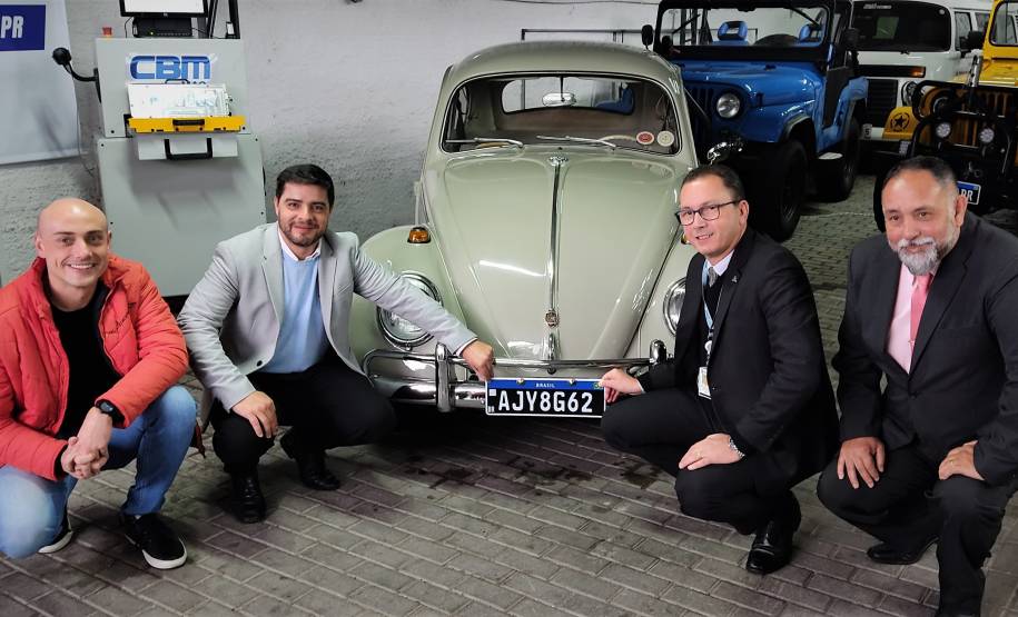 Diretor-geral do Detran ajuda a estampar a primeira placa preta padrão Mercosul