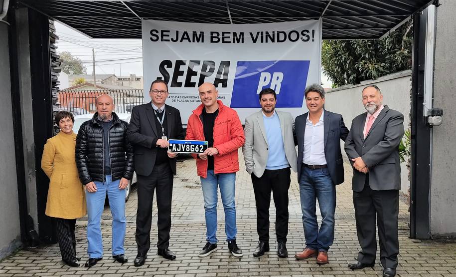 Diretor-geral do Detran ajuda a estampar a primeira placa preta padrão Mercosul