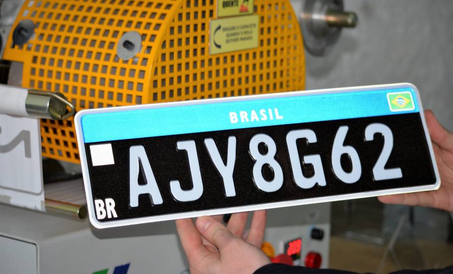 Diretor-geral do Detran ajuda a estampar a primeira placa preta padrão Mercosul