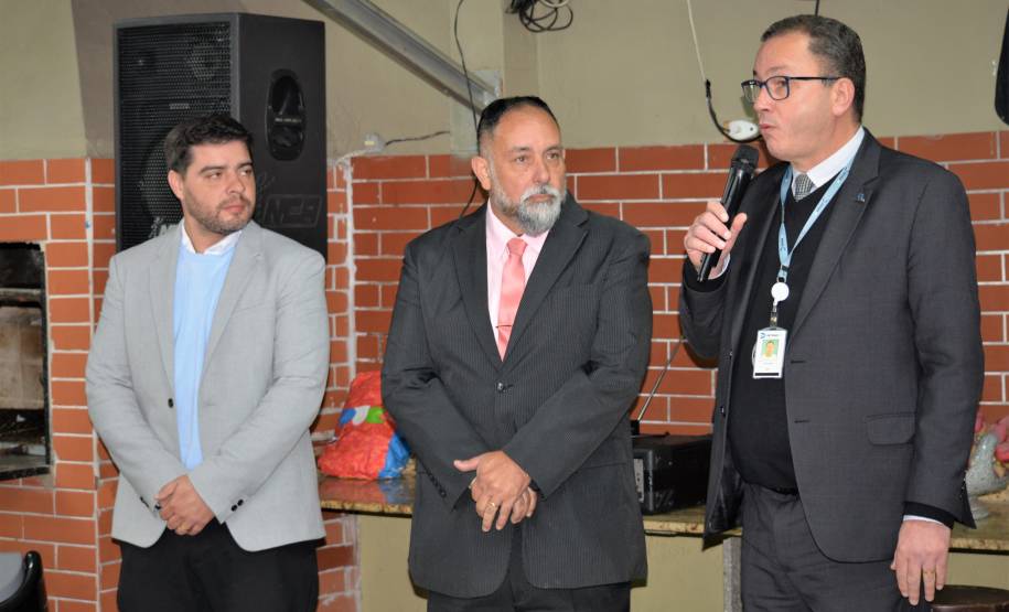 Diretor-geral do Detran ajuda a estampar a primeira placa preta padrão Mercosul