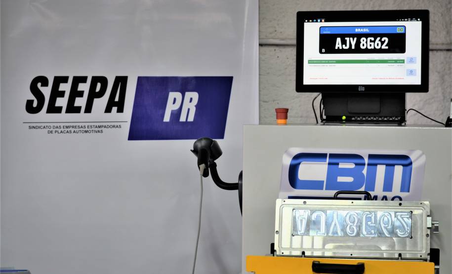 Diretor-geral do Detran ajuda a estampar a primeira placa preta padrão Mercosul