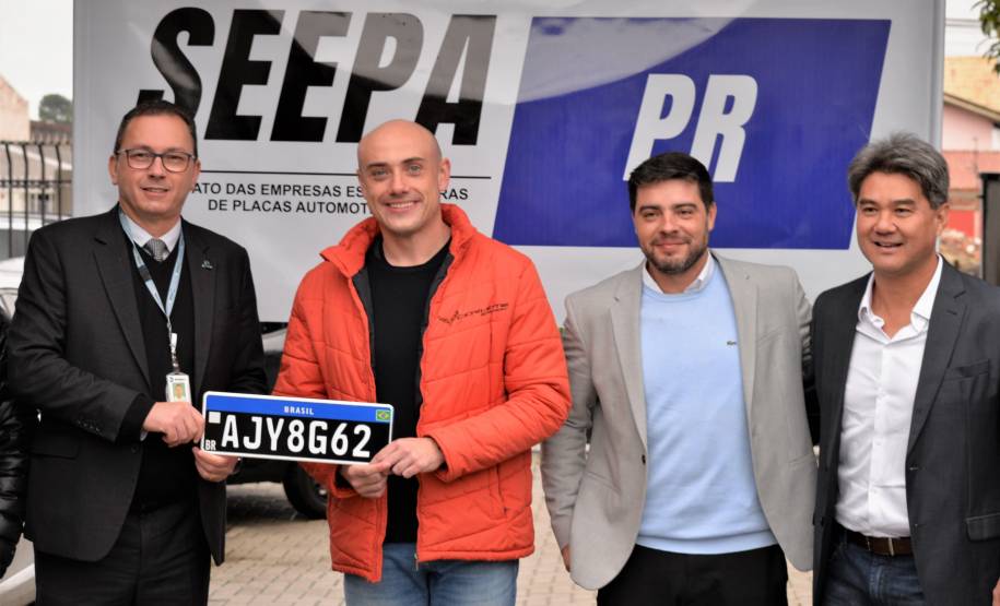 Diretor-geral do Detran ajuda a estampar a primeira placa preta padrão Mercosul