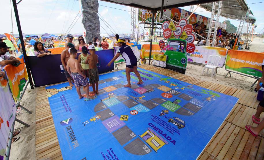 Com brincadeiras e blitz educativas, Detran-PR reforça cuidados no trânsito no Litoral