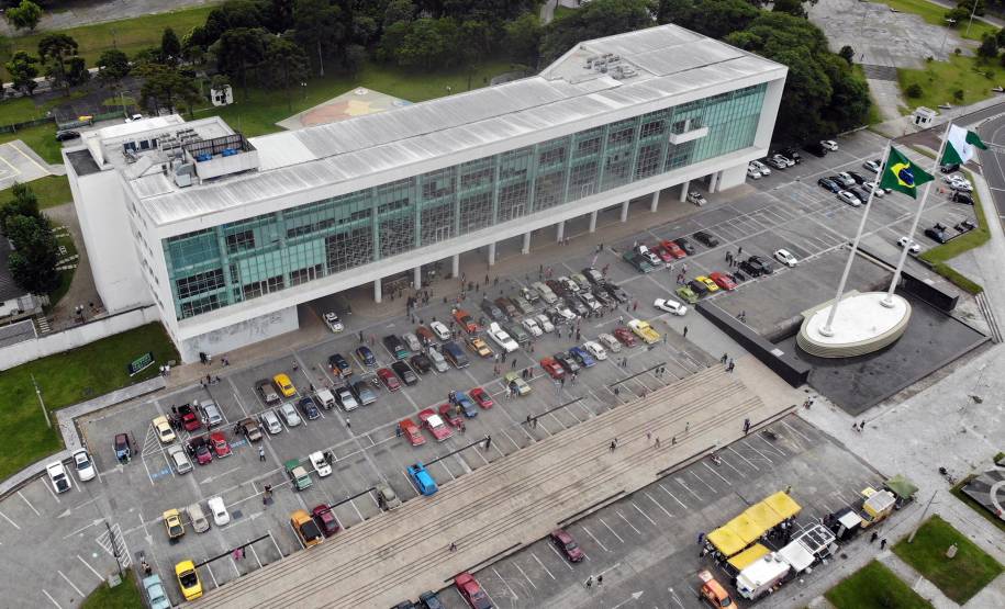Comemoração de um ano da placa preta no Paraná reúne mais de 100 veículos antigos