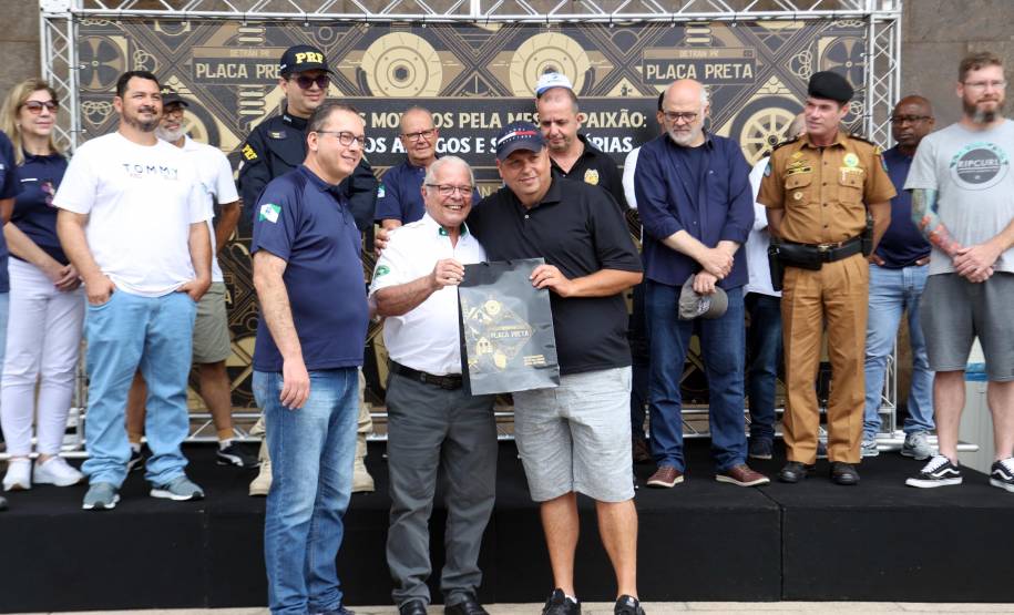 Detran comemora um ano do lançamento da nova placa preta no modelo Mercosul no Paraná