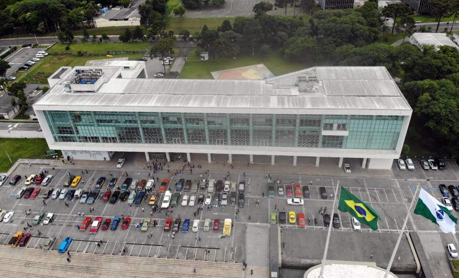 Comemoração de um ano da placa preta no Paraná reúne mais de 100 veículos antigos