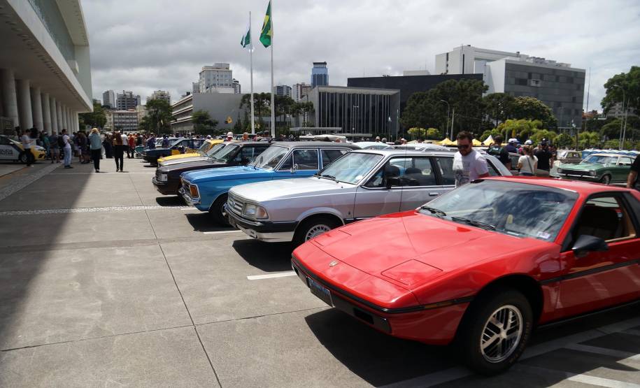 Comemoração de um ano da placa preta no Paraná reúne mais de 100 veículos antigos