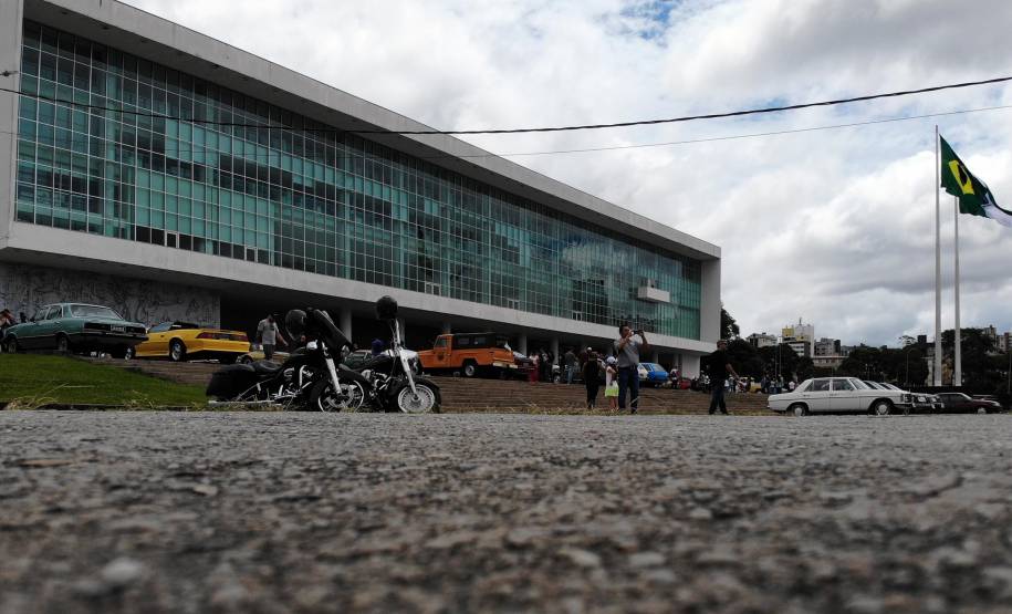 Comemoração de um ano da placa preta no Paraná reúne mais de 100 veículos antigos