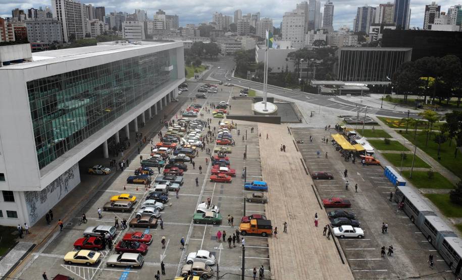 Comemoração de um ano da placa preta no Paraná reúne mais de 100 veículos antigos